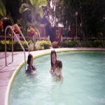 On a payé pour utiliser la piscine d'un hôtel