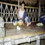 Helen mange une noix de coco fraîche