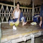 Helen mange une noix de coco fraîche