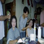 Les gays coiffent et maquillent tout le monde