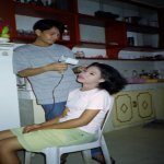 Les gays coiffent et maquillent tout le monde