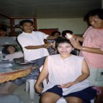 Les gays coiffent et maquillent tout le monde