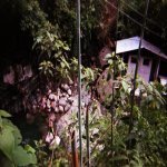 Des philippins se baignent tout en bas