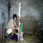 Cette pilipina fait la lessive