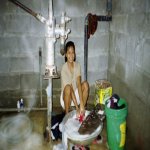 Cette pilipina fait la lessive