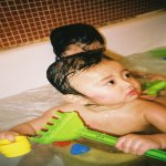 John et Siam dans le bain