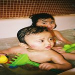 John et Siam dans le bain