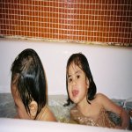 John et Siam dans le bain