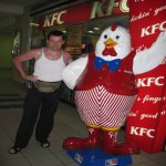Moi devant un KFC