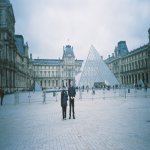Moi et Rosalina devant le Louvre